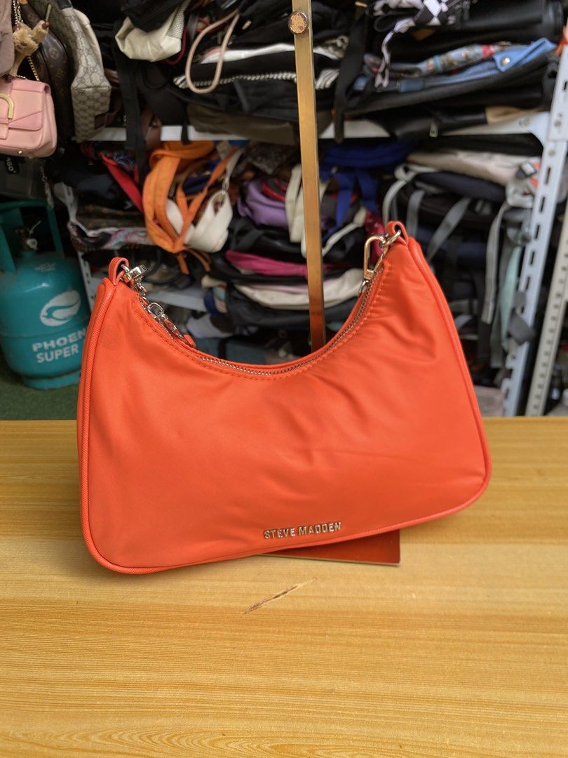 Steve Madden nylon shoulder bag (Category: Shoulder Bags) located in Davao. Submitted by kurt2021.turtle (Listing ID 1467900187, Image 2). Description: .