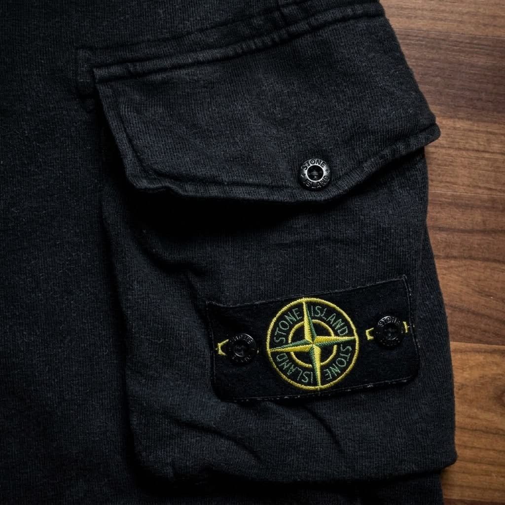 STONE ISLAND CARGO SHORTS (Category: Shorts) located in Manila. Submitted by re_style04 (Listing ID 1467878007, Image 3). Description: STONE ISLAND CARGO SHORTS ( COTTON ) SIZE SMALL ON TAG W - 30 TO 34", L 22" HEMS 10" COLOR RATE 8.5/10.
