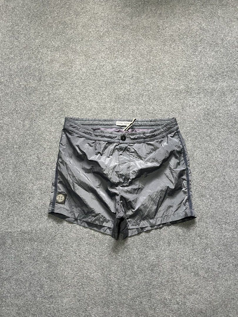 Stone island woven short (Category: Announcements) located in Lapu Lapu. Submitted by jhonrener41426 (Listing ID 1467915334, Image 2). Description: Size 32/36 stretchable Length-15 Leg opening-12 Above the knee Excellent condition Color rate 9.8/10 Complete tags Issue none .