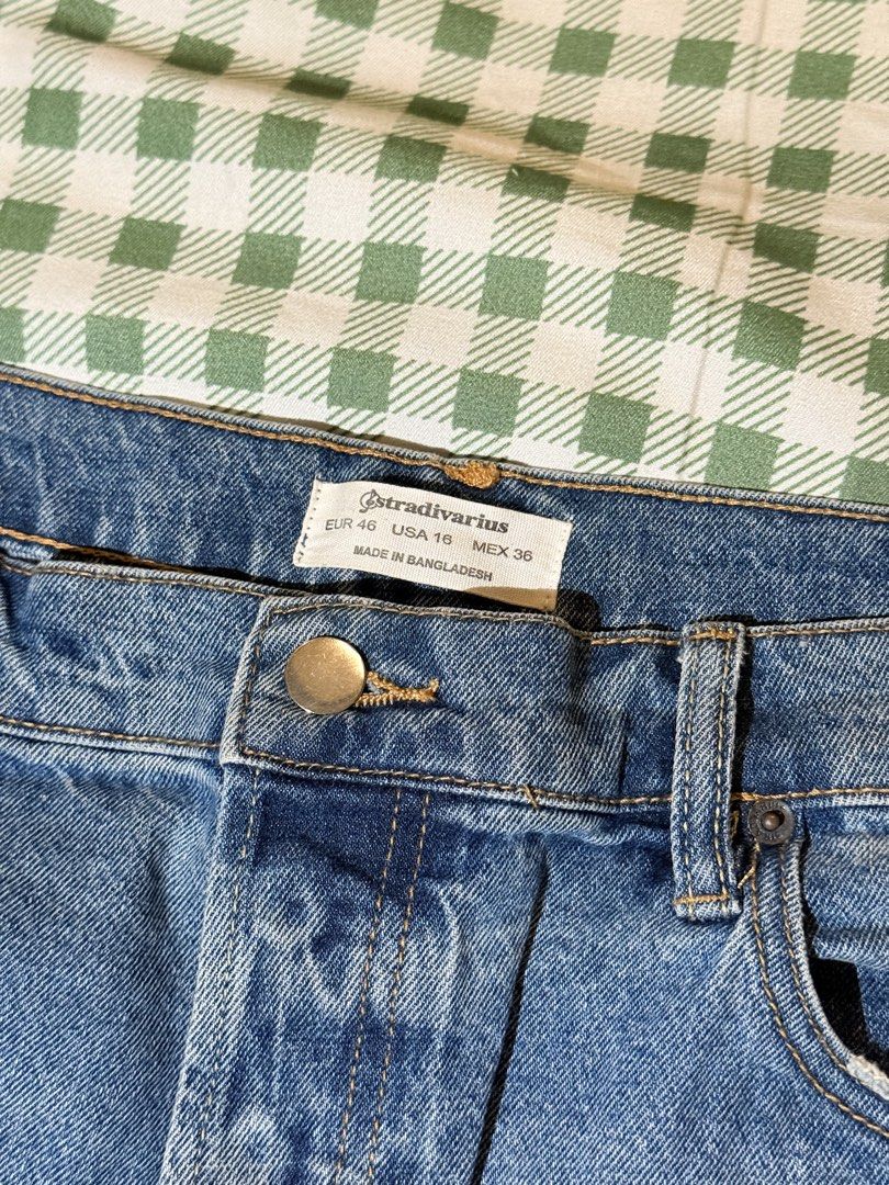 Stradivarius Blue Denim Cuffed Shorts (Category: Shorts) located in San Miguel. Submitted by matchalatte23_ (Listing ID 1467987244, Image 2). Description: SIZE 46.