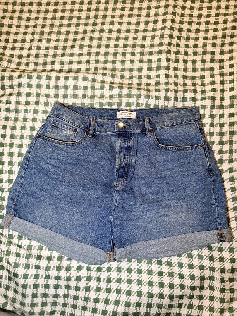 Stradivarius Blue Denim Cuffed Shorts (Category: Shorts) located in San Miguel. Submitted by matchalatte23_ (Listing ID 1467987244, Image 1). Description: SIZE 46.