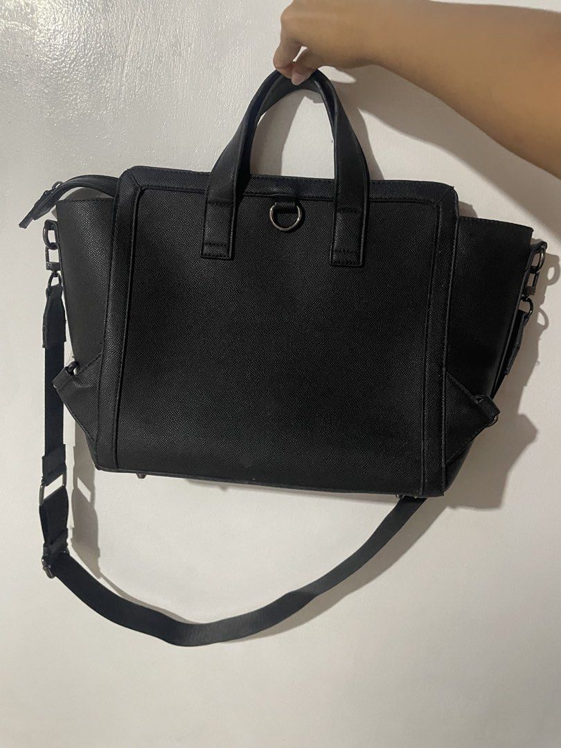 Straightforward Handbag with Strap DVL Vermont (Category: Tote Bags) located in Dasmarinas. Submitted by liyanlel (Listing ID 1467962952, Image 2). Description: - Condition: Pristine, clean interior and exterior with no flaws or scratches - Perfect for daily use, work, or casual outings Can be turned into a backpack with provided extra strap :-) .