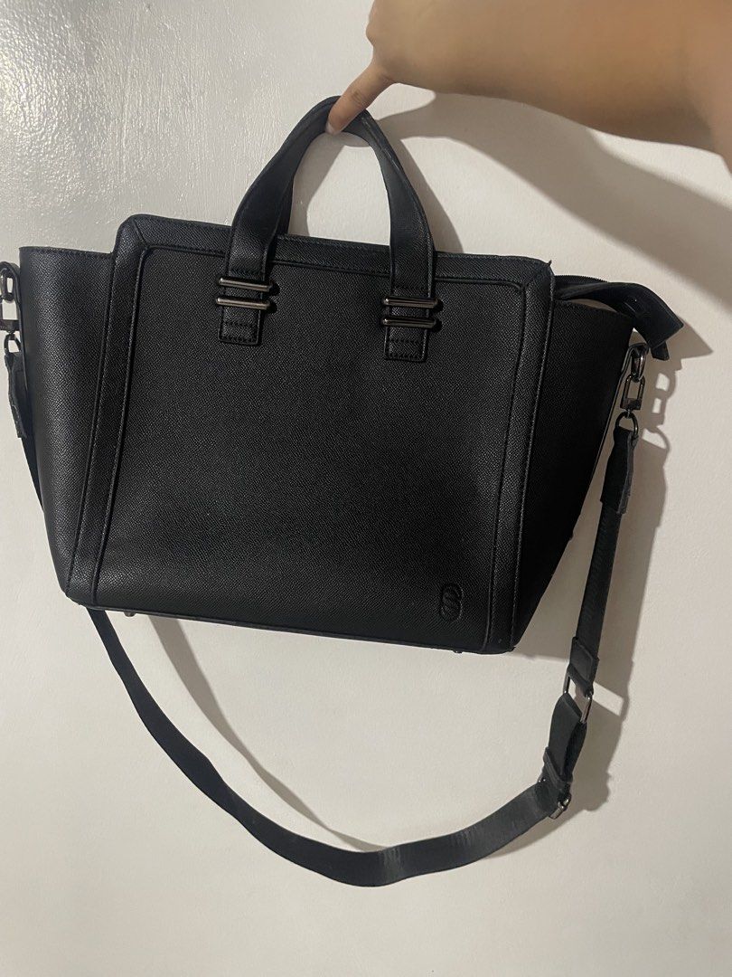 Straightforward Handbag with Strap DVL Vermont (Category: Tote Bags) located in Dasmarinas. Submitted by liyanlel (Listing ID 1467962952, Image 1). Description: - Condition: Pristine, clean interior and exterior with no flaws or scratches - Perfect for daily use, work, or casual outings Can be turned into a backpack with provided extra strap :-) .