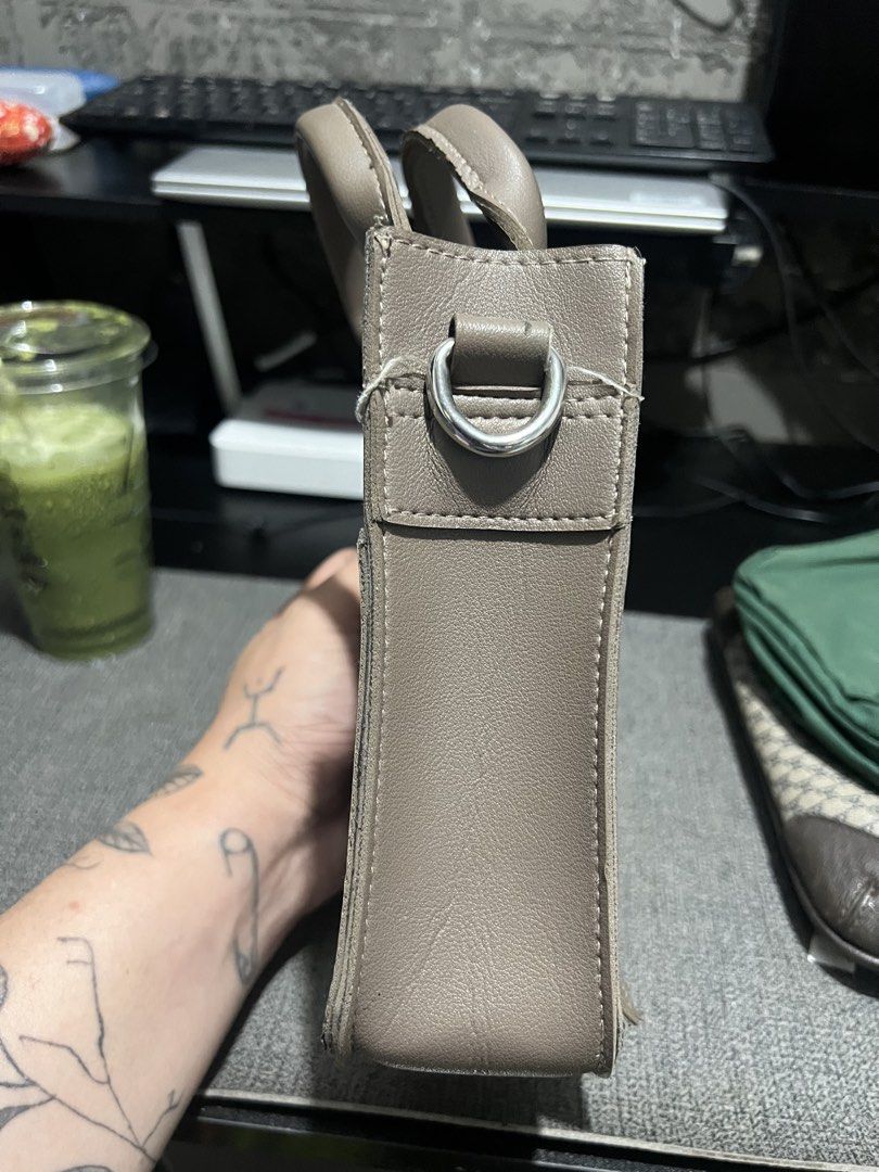 Straightforward Sling Bag (Category: Sling Bags) located in Manila. Submitted by declutterbyron (Listing ID 1467866507, Image 2). Description: Comes with strap Well used item Can meet around BGC.