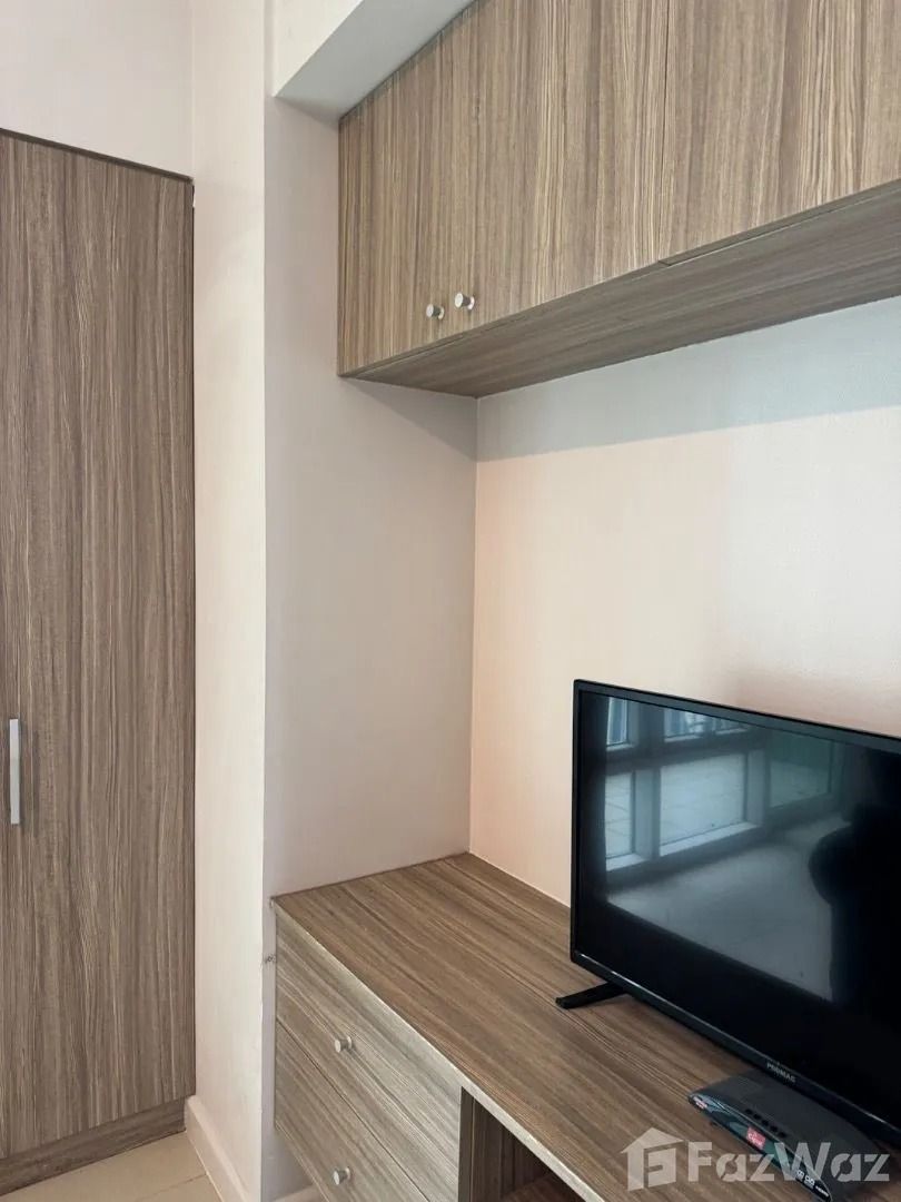 Studio Condo for rent at Red Oak Two Serendra (Category: Apartments & Condos) located in Makati City. Submitted by propertyproph (Listing ID 1467893280, Image 3). Description: 🏙️ Fully Furnished Studio with Balcony for Rent – Two Serendra, Red Oak ✨ Enjoy comfortable BGC living in this newly painted, fully furnished studio at Two Serendra – Red Oak, conveniently located across SM Aura. Featuring a private balcony, city views, and a small laundry