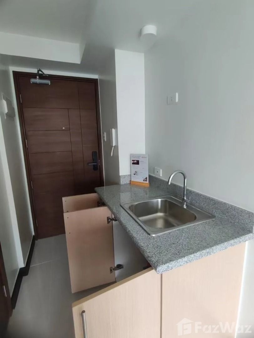 Studio Condo for sale at Quantum Residences (Category: Apartments & Condos) located in Makati City. Submitted by propertyproph (Listing ID 1467923438, Image 2). Description: 🏙️ Affordable Studio Condo for Sale – Quantum Residences 📍 Taft Avenue, Buendia, Pasay City ✨ Own a studio condominium in a strategic location near LRT Gil Puyat, universities, and major business districts. Ideal for first-time buyers, students, young professionals, or inve