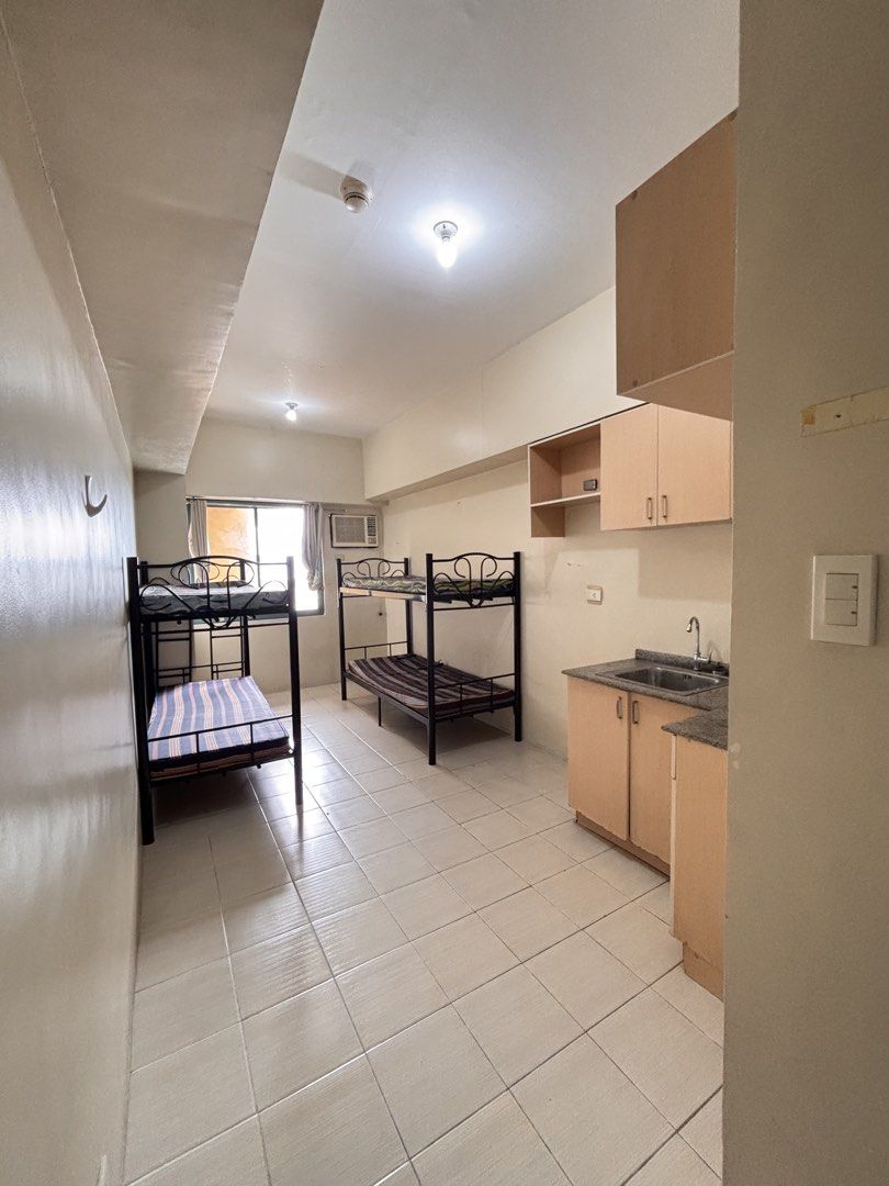 Studio Unit Crown Tower - Rush Sale (Category: Apartments & Condos) located in Quezon City. Submitted by keencloud_1234 (Listing ID 1467915584, Image 2). Description: Studio Unit - 24sqm Used in Good Condition RFS: Graduate na kami 📍Crown Tower, 839 Tolentino Street, Sampaloc, Manila, 1008, Metro Manila 📍Near UST, FEU, UE and other review centers Condo Amenities: Swimming pool Library Gym.