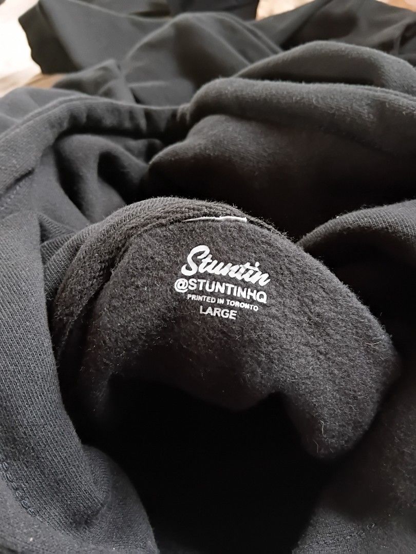 STUNTIN Hoodie (Category: Coats, Jackets and Outerwear) located in Quezon City. Submitted by 740_select (Listing ID 1467864209, Image 2). Description: Mens LARGE 24x28 Brand New Without Hangtag.