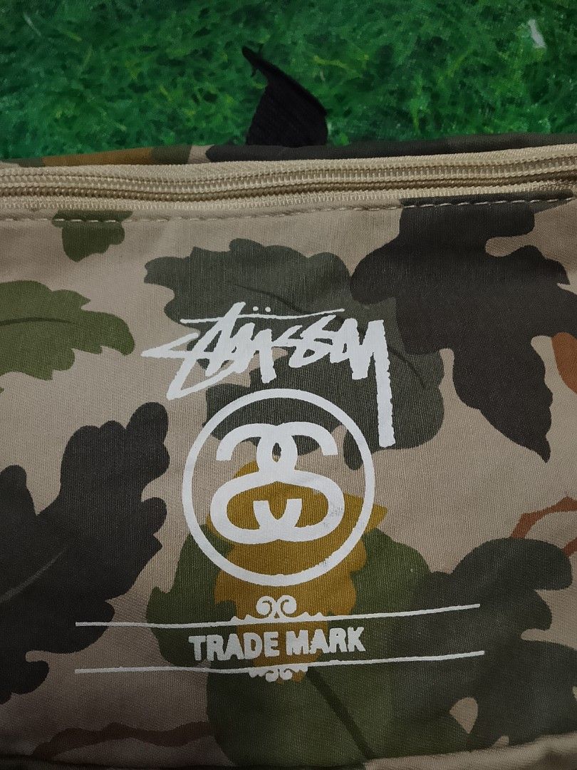 Stussy leaf-camo belt bag (Category: Belt bags, Clutches and Pouches) located in Tagbina. Submitted by jera-thrift.16 (Listing ID 1467880831, Image 2). Description: excellent condition color rate 9/10 no issue.