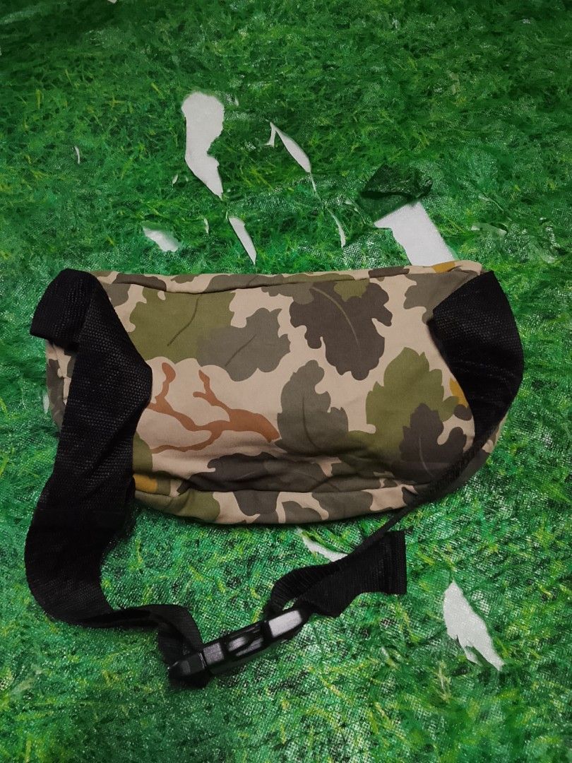 Stussy leaf-camo belt bag (Category: Belt bags, Clutches and Pouches) located in Tagbina. Submitted by jera-thrift.16 (Listing ID 1467880831, Image 3). Description: excellent condition color rate 9/10 no issue.