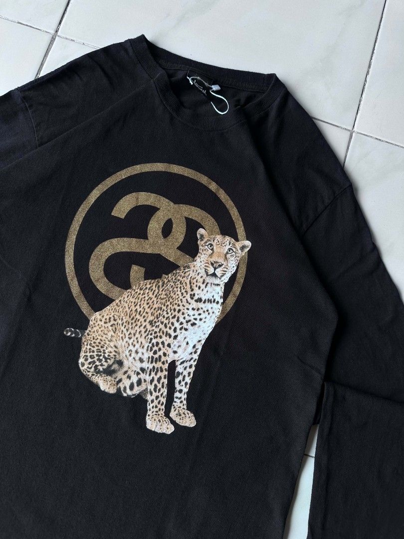 Stussy Leopard Long sleeve Y2k tag (Category: Coats, Jackets and Outerwear) located in Ilagan. Submitted by kianluis (Listing ID 1467961093, Image 3). Description: Flawless on print✅ flawless overall✅ 100% Authentic/Original✅ Money back Guarantee if proven fake✅ Excellent condition Color rate: 9.3/10 or better Issue: None Medium On tag Width 19.5 Length 28.