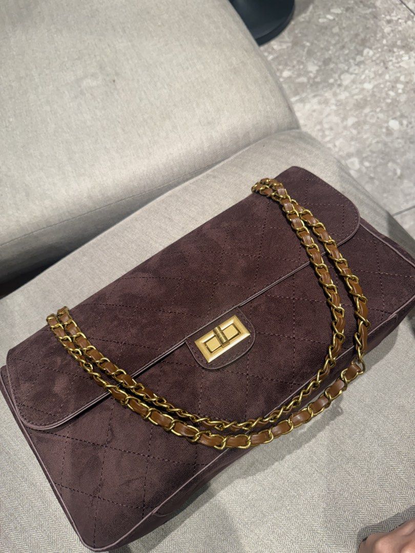 Suede Chocolate brown bag 💼 (Category: Shoulder Bags) located in Caloocan City. Submitted by flamingo_heart04 (Listing ID 1467899371, Image 2). Description: Suede Chocolate brown bag Aesthetic trendy bag 2026 ✨ Size: Height 19cm Width 33 cm .