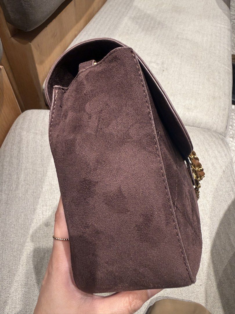Suede Chocolate brown bag 💼 (Category: Shoulder Bags) located in Caloocan City. Submitted by flamingo_heart04 (Listing ID 1467899371, Image 3). Description: Suede Chocolate brown bag Aesthetic trendy bag 2026 ✨ Size: Height 19cm Width 33 cm .