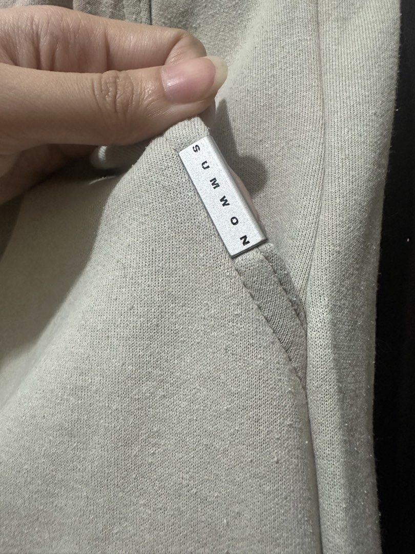 SUMWON Grey Cargo Sweatpants (Category: Joggers) located in Villasis. Submitted by juliaxgamboa (Listing ID 1467943642, Image 2). Description: - Brand: SUMWON - Can fit XS to Medium - Color: Grey - Fit: High-waisted, relaxed wide-leg - Details: Elastic waistband, pleated front - Pockets: Large utility pockets on thighs with zipper closures.