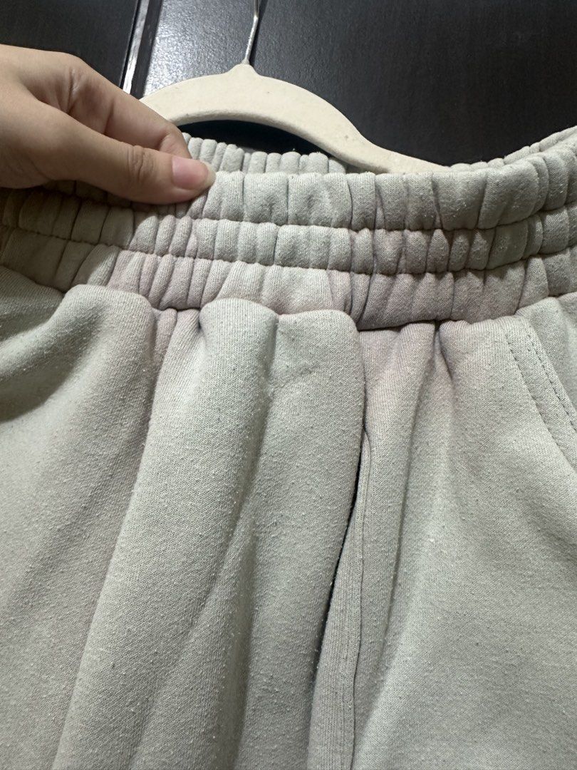 SUMWON Grey Cargo Sweatpants (Category: Joggers) located in Villasis. Submitted by juliaxgamboa (Listing ID 1467943642, Image 3). Description: - Brand: SUMWON - Can fit XS to Medium - Color: Grey - Fit: High-waisted, relaxed wide-leg - Details: Elastic waistband, pleated front - Pockets: Large utility pockets on thighs with zipper closures.