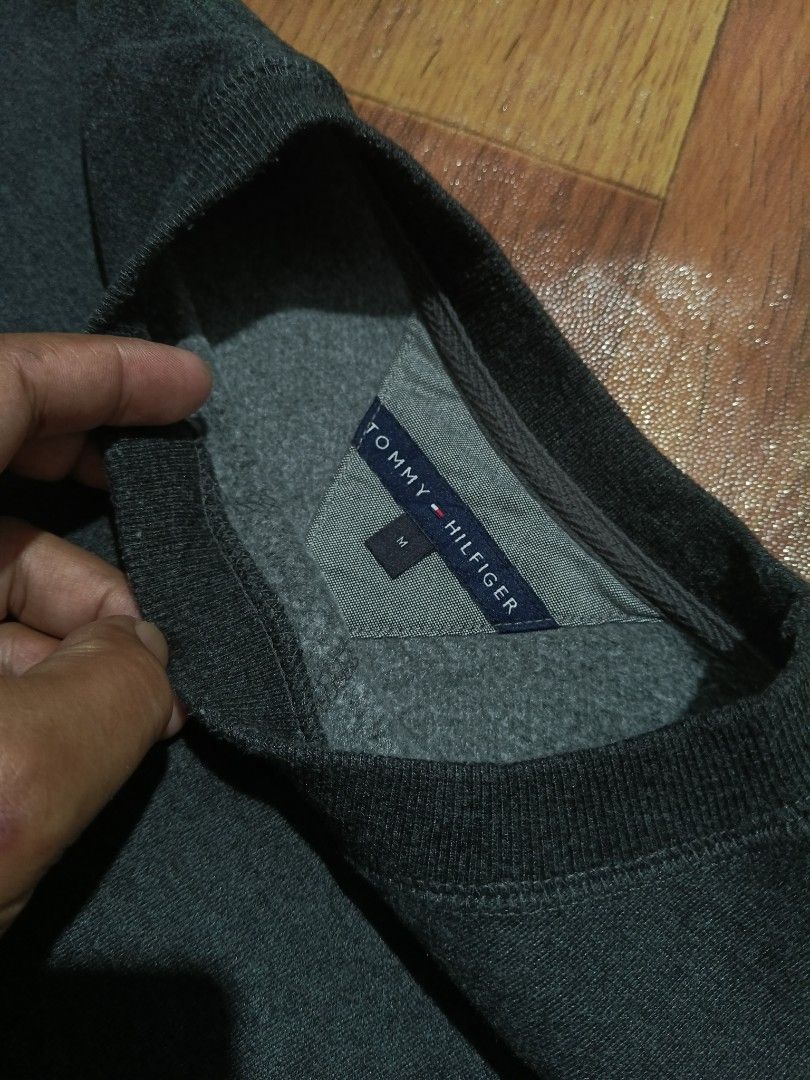 Sweater (Category: Activewear) located in Valencia. Submitted by castilloukay_372f09 (Listing ID 1467875960, Image 3). Description: .