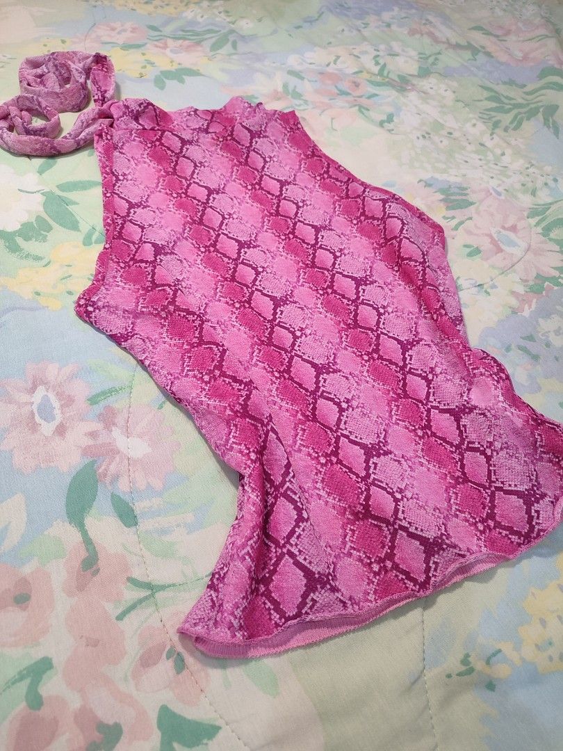 TEDDY Pink Snake Print Halter Neck Top (Category: Sleeveless) located in Jaen. Submitted by roxantiago (Listing ID 1468033377, Image 2). Description: - Eye-catching bright pink snake print design - Soft and stretchy knit fabric for a comfortable fit - Trendy high collar with matching printed overlay and strap accent - Perfect statement piece for nights out or casual weekends - Standard sizing with original inner collar label attached XS to S made