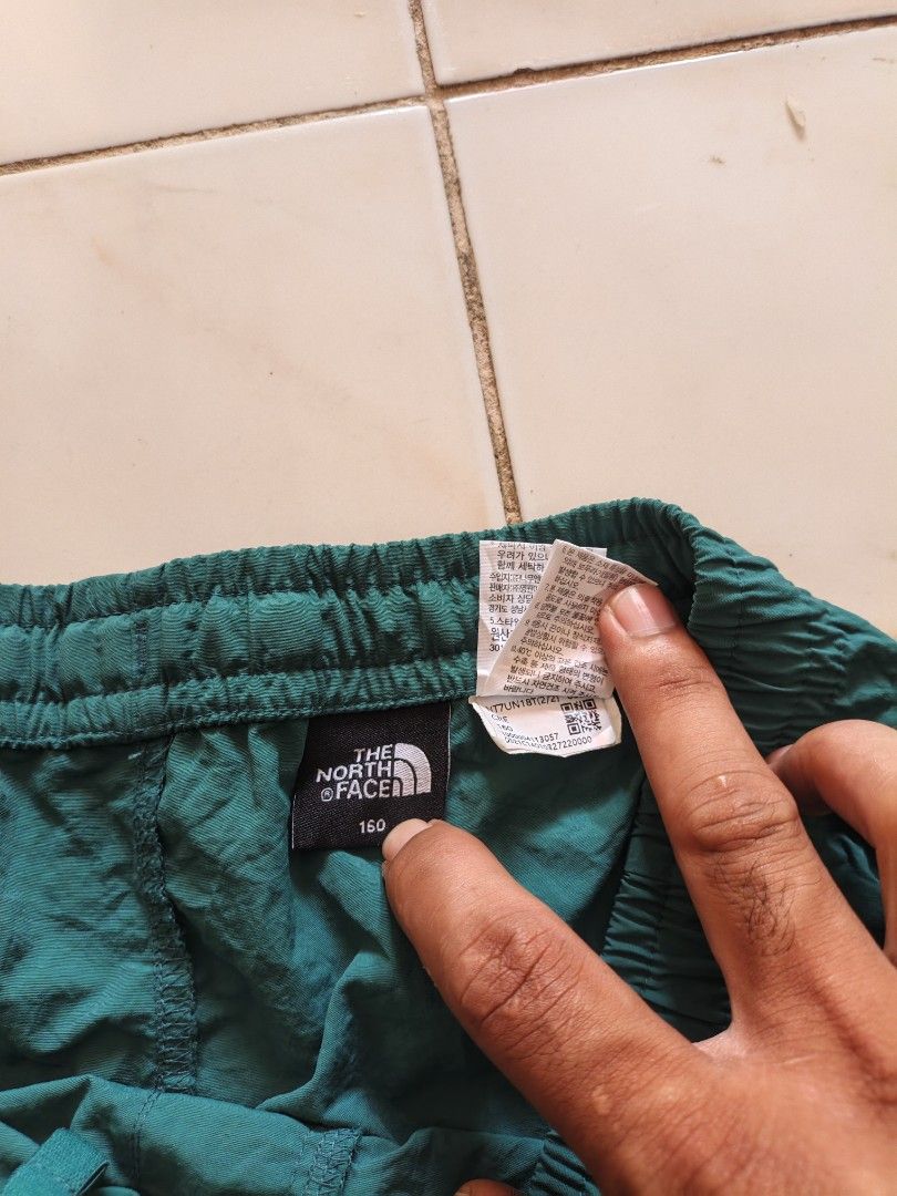 The North Face Green Shorts Size (Category: Shorts) located in Quezon City. Submitted by oddmoon.c3c844 (Listing ID 1467961987, Image 2). Description: - Brand: The North Face nylon/quickdry - Color: Green with white logo - size 28-29 length 17.5 inches minimal issue sime hairline sa print .
