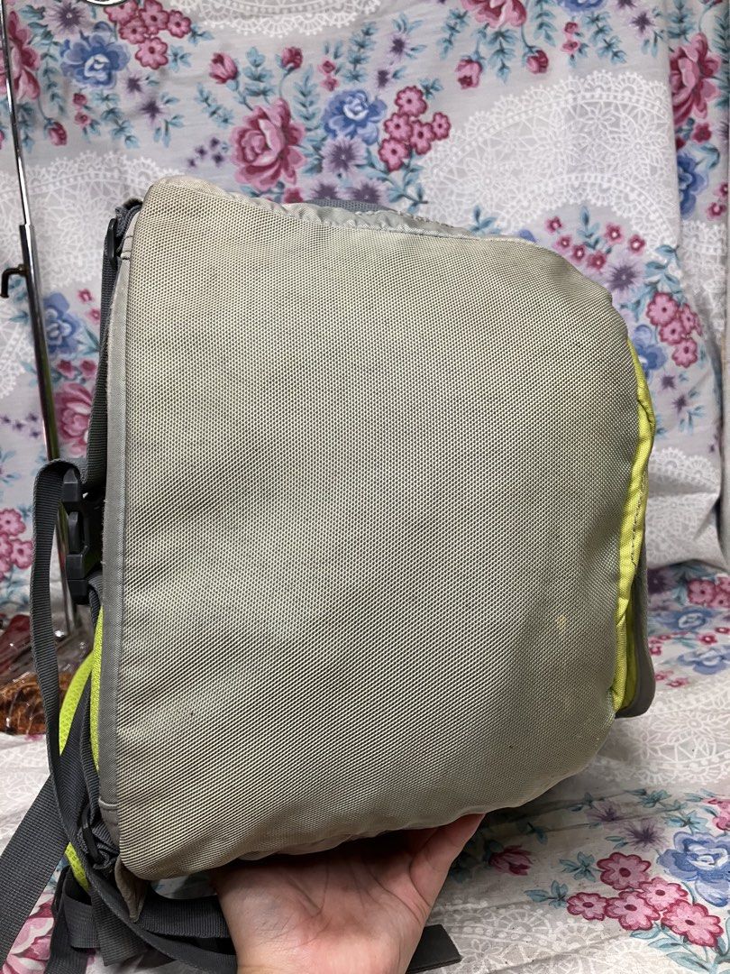 THE NORTH FACE HOT SHOT SE BACKPACK (Category: Backpacks) located in General Mariano Alvarez. Submitted by adonid (Listing ID 1467858425, Image 3). Description: THE NORTH FACE HOT SHOT SE BACKPACK GOOD CONDITION NORMAL SIGN OF USAGE ONLY .