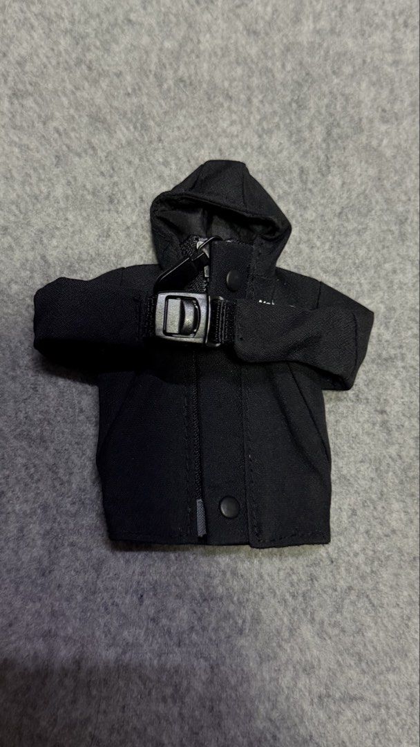 The North Face Mini Mountain Jacket Keychain (Category: Accessory Holder, Box & Organizers) located in Rizal. Submitted by eecezy2thrift (Listing ID 1467889901, Image 2). Description: Cute nito, pogi-pogi rin ☺️ Padala lang po ito galing US kasama po sa Box * as Is 📌 𝗜𝗠𝗣𝗢𝗥𝗧𝗔𝗡𝗧 𝗡𝗢𝗧𝗘 ☟︎. 🚨◎ 𝗗𝗜𝗦𝗖𝗟𝗔𝗜𝗠𝗘𝗥: 𝗜 𝗵𝗲𝗿𝗲𝗯𝘆 𝗱𝗲𝗰𝗹𝗮𝗿𝗲 𝘁𝗵𝗮𝘁 𝗶 𝗱𝗼 𝗻𝗼𝘁 𝗼𝘄𝗻 𝘁𝗵𝗲 𝗿𝗶𝗴𝗵𝘁𝘀 𝗼𝗳 𝗮𝗻𝘆 𝗼𝗳 𝘁𝗵𝗲 𝗯𝗿𝗮𝗻𝗱𝘀 𝗹𝗶