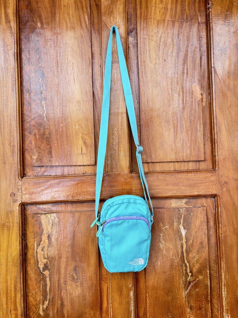 The North face Sling Bag🩵 (Category: Sling Bags) located in Maasin. Submitted by chevyferna66833 (Listing ID 1467853229, Image 1). Description: TNF SLING BAG🩵 GOOD CONDITION MINE 550.