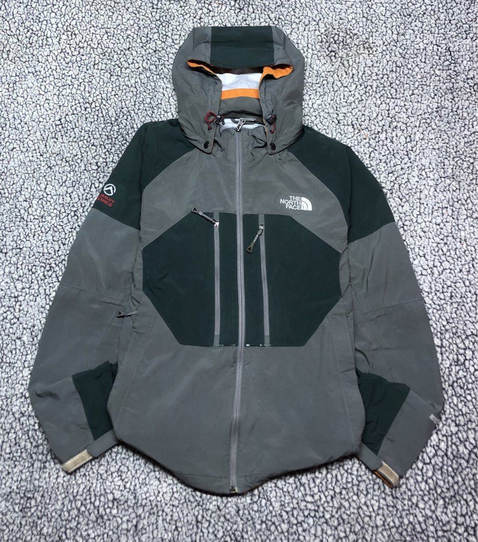 The North Face Summit Series Lightweight Windbreaker (Category: Hoodies) located in Tayabas. Submitted by retro.rags69 (Listing ID 1467845370, Image 1). Description: • Excellent condition • Color rate: 9.3/10 • width: 21 • length: 26 • Issue: 2 minimal scratch • Embroid Logo Design • Two-tone Colorway • Best Fit: Medium.