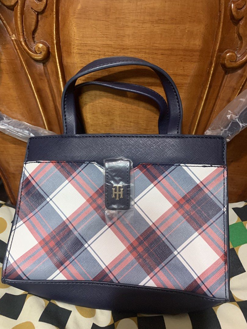 Tommy Hilfiger handbag/sling bag (Category: Shoulder Bags) located in General Trias. Submitted by vpshoppe (Listing ID 1467996639, Image 3). Description: Tommy Hilfiger handbag/shoulder bag brandnew size:Length-6 inches/15cm/-width 8 1/2 inches/22cm/-wide 2 1/2 inches/6 cm(bottom part) -wide(side) 3 inches/8cm with price tag for sure buyer only .