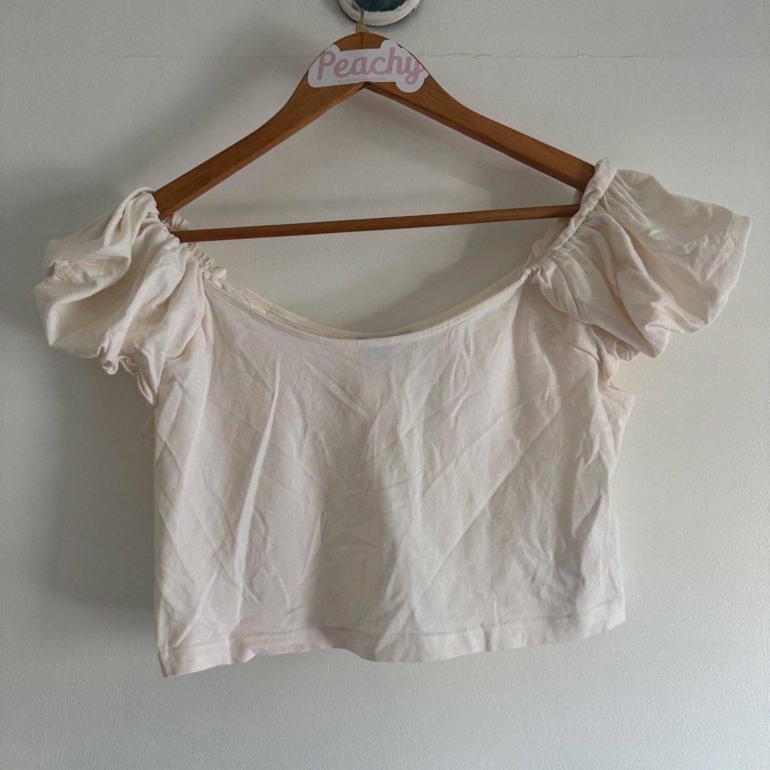 Topshop offshoulder (Category: Others Tops) located in Manila. Submitted by apparella.ph (Listing ID 1468058788, Image 1). Description: Super soft cotton Comfy sya pag suot pwd pa offshoulder pwede rin pa puffsleeves Bust:36 ( strechy fabric ) Length;15 ☑️Everything is my Own preloved / BNWT/BNWOT ☑️ not thrifted/Ukay ☑️ malukot sa picture kasi na stock sa cabinet (tinatamad mag plantsa ✌️ ) ☑️Personal items ( usually bought in US/UK/JPN ) every 