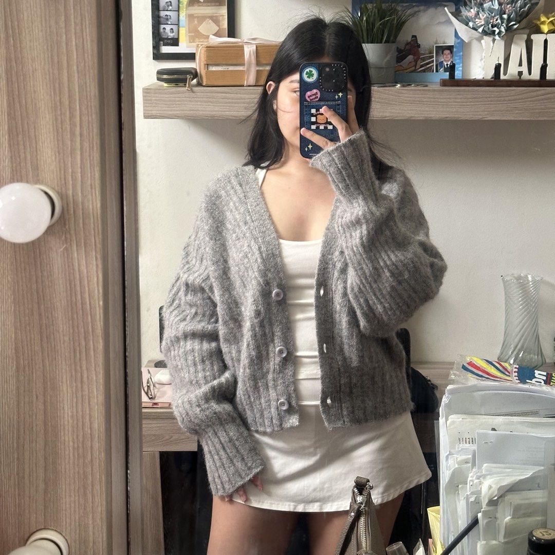 Topshop Soft Grey Textured Cardigan Medium (Category: Coats, Jackets and Outerwear) located in Cainta. Submitted by yayitsianm (Listing ID 1467882489, Image 3). Description: super soft and super cute 🥹.