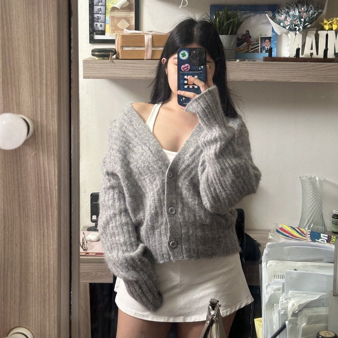 Topshop Soft Grey Textured Cardigan Medium (Category: Coats, Jackets and Outerwear) located in Cainta. Submitted by yayitsianm (Listing ID 1467882489, Image 2). Description: super soft and super cute 🥹.