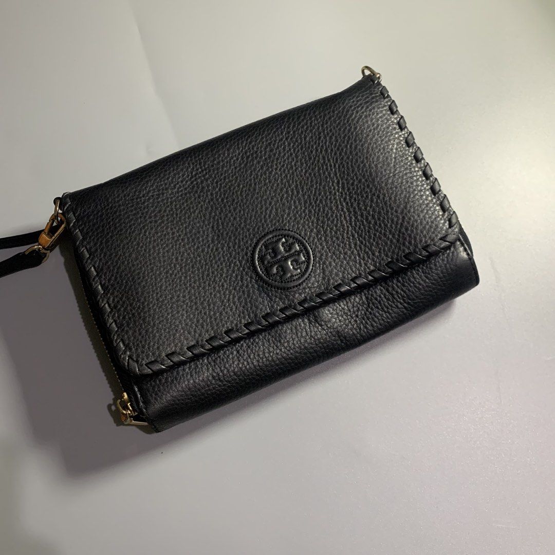 Torry burch sling bag (Category: Purses & Pouches) located in Davao. Submitted by jandyfuert21303 (Listing ID 1468014994, Image 3). Description: Excellent condition Have minor sign of use not visible Check images for detailed pic .
