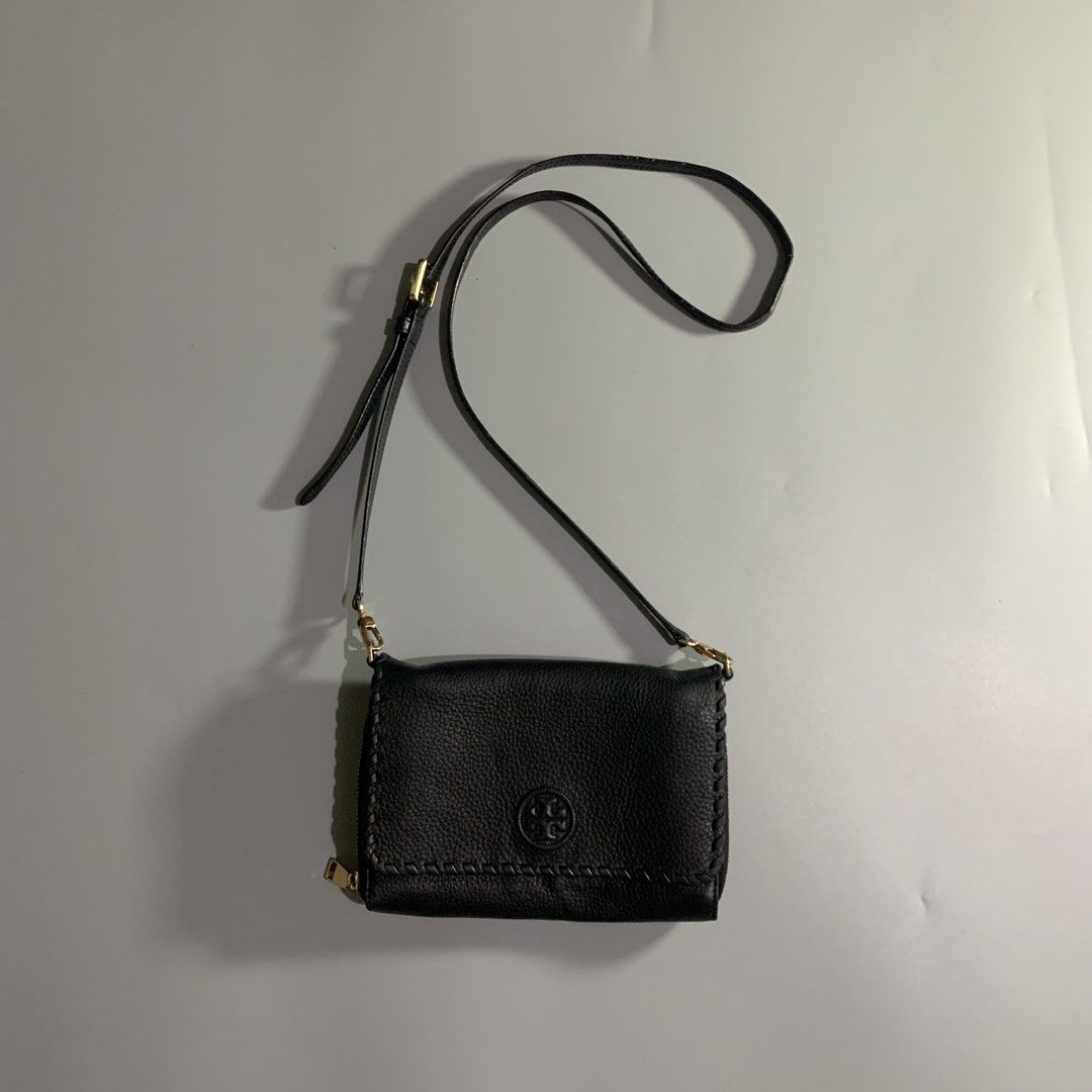 Torry burch sling bag (Category: Purses & Pouches) located in Davao. Submitted by jandyfuert21303 (Listing ID 1468014994, Image 2). Description: Excellent condition Have minor sign of use not visible Check images for detailed pic .