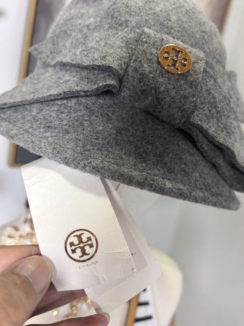 Tory Burch (Category: Luxury Accessories) located in Baguio. Submitted by ashzachary (Listing ID 1467950658, Image 3). Description: Tory Burch Condition :Excellent condition Color rate 10/10 Size :adult size No issues No flaws Super ganda sa personal Pm. More details Good quality Plsss 📌No Bogus 📌No return MOP What you see is what you get PALAWAN, CEBUNA GCASH AND BDO Reminder😊 We're selling thrifted clothes so please manage you expectations A