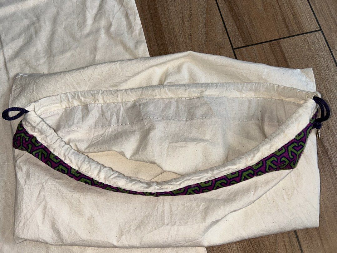 TORY BURCH BUNDLE DUST BAG (Category: Purses & Pouches) located in General Santos City (Dadiangas). Submitted by grasya_12 (Listing ID 1467954131, Image 3). Description: BUNDLE DUST BAG - Indicated sa pic yong sizes - normal signs of usage .