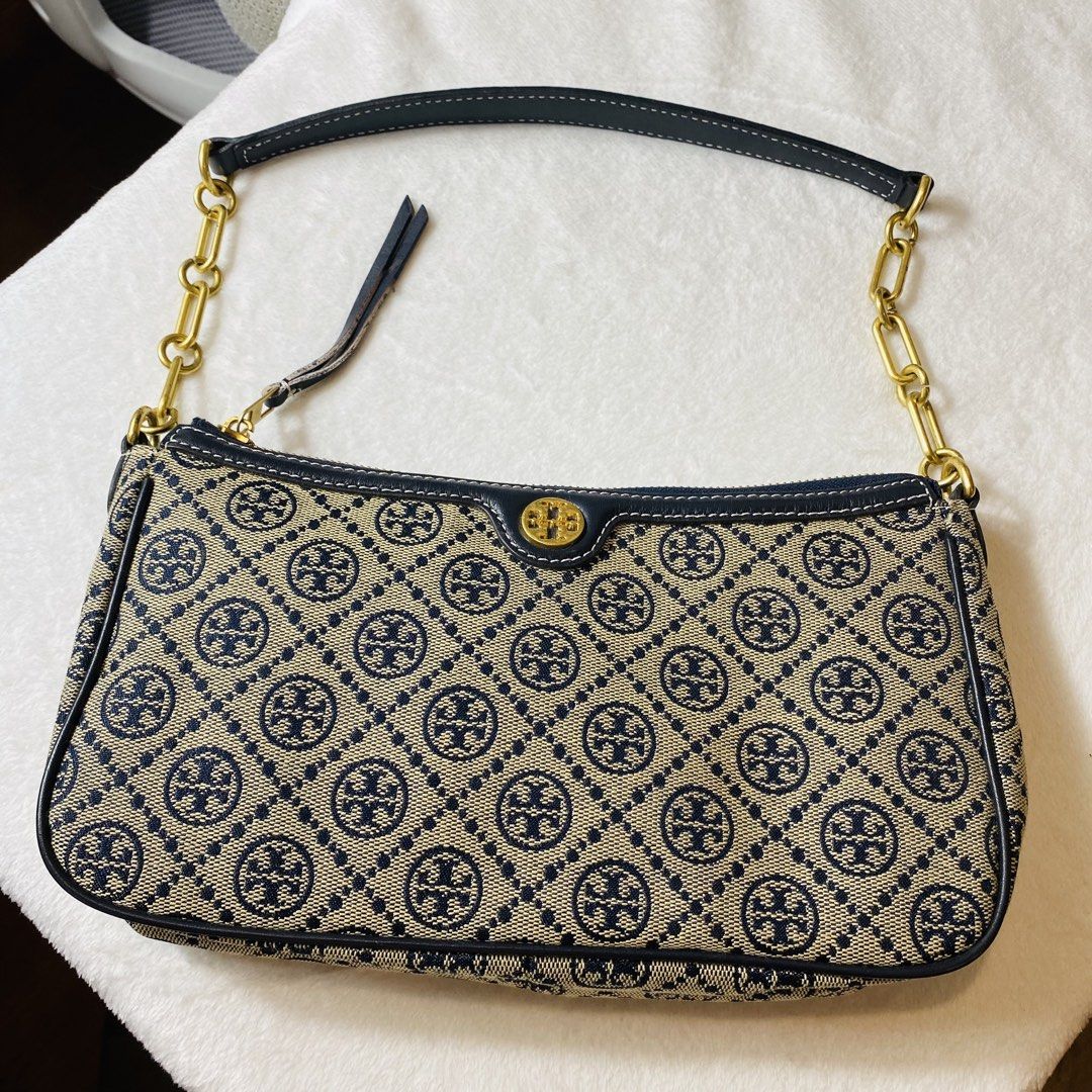 Tory Burch T Monogram Jacquard Studio Shoulder Bag (Category: Shoulder Bags) located in Las Pinas. Submitted by mauwryhan (Listing ID 1468011319, Image 1). Description: FOR SALE: Tory Burch T Monogram Jacquard Studio Shoulder Bag 👜 Condition: Very Good – 7/10 ₱500 ONLY! Hardware is in good condition, zipper is perfectly working. ISSUE: Yung hawakan ng zipper ay nakalas yung leather sa side. See pictures Expect sign of usage. USED BUT NOT ABUSED!