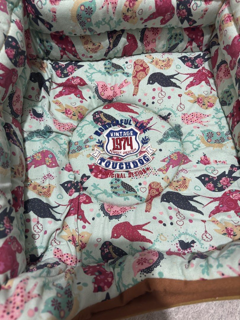 Touchdog Vintage 1974 Dog Bed (Category: Homes & Other Pet Accessories) located in Paranaque City. Submitted by dalle_closet (Listing ID 1467887621, Image 3). Description: new ito old stock lang size: 15 x 16 inches quality dog bed/pwede din pang cat ito.