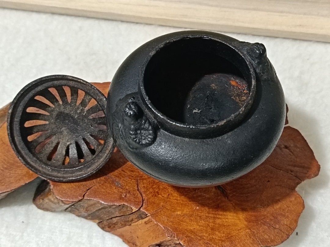 Traditional Nambu Tekki Cast Iron Incense Burner (IB11) (Category: Vintage Collectibles) located in Imus. Submitted by ABrielleC (Listing ID 1467965185, Image 3). Description: Cast Iron Material Height-11cm Body dia-10cm Lid dia-6cm Weight-0.6kg Japan Surplus Item First to pay Loc Imus Cavite.