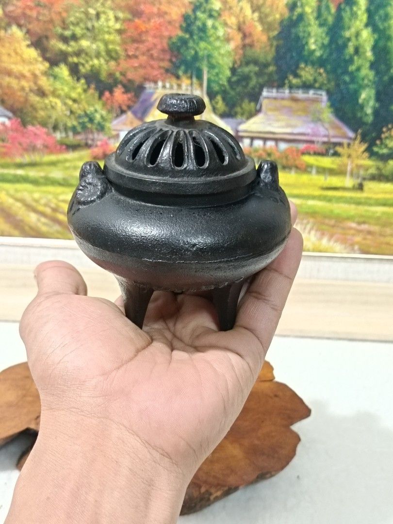 Traditional Nambu Tekki Cast Iron Incense Burner (IB11) (Category: Vintage Collectibles) located in Imus. Submitted by ABrielleC (Listing ID 1467965185, Image 2). Description: Cast Iron Material Height-11cm Body dia-10cm Lid dia-6cm Weight-0.6kg Japan Surplus Item First to pay Loc Imus Cavite.