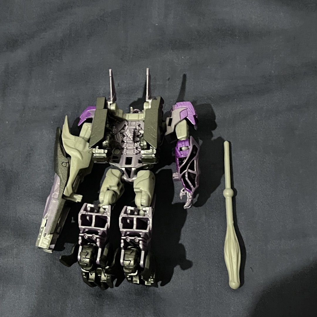 Transformers Prime Cyberverse Commander Class Shockwave (Category: Action & Battle Toys) located in Quezon City. Submitted by rezuu (Listing ID 1467996943, Image 2). Description: Transformers Prime Shockwave Cyberverse Commander Class gray parts in’t yellow in real life i don’t know why my camera did that.