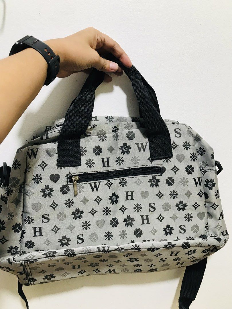 TRAVEL BAG (Category: Luxury Bags & Wallets) located in Gamu. Submitted by 2022bagsbunny (Listing ID 1468008498, Image 2). Description: .
