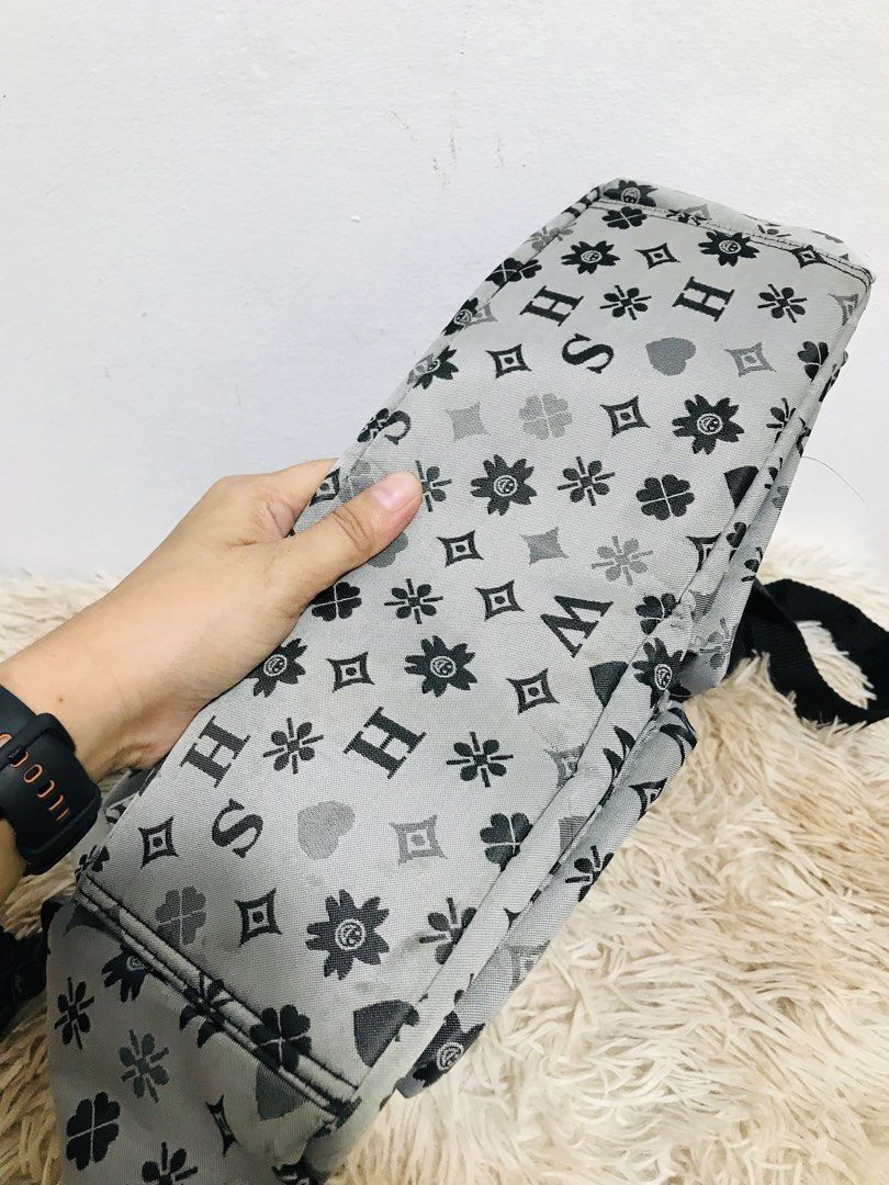 TRAVEL BAG (Category: Luxury Bags & Wallets) located in Gamu. Submitted by 2022bagsbunny (Listing ID 1468008498, Image 3). Description: .