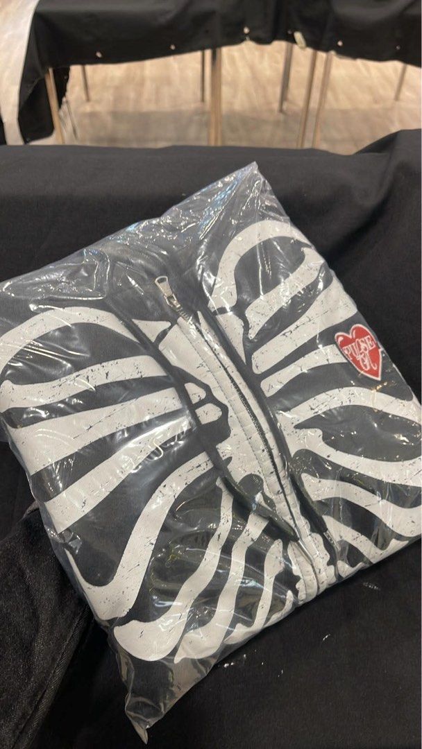 Treasure Pulse On Zip-Up Hoodie (Category: Hoodies) located in Manila. Submitted by jinnyjin (Listing ID 1467891332, Image 1). Description: Color black Size medium Bought in pop-up moa sinukat lang kpop treasure yg.