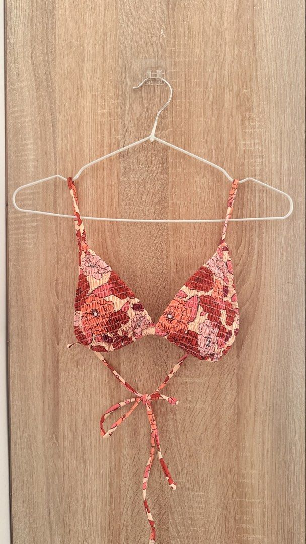 Triangle Bikini Top – Printed Pink Floral (Category: Bikinis & Swimsuits) located in Santa Rosa. Submitted by stealbydiva (Listing ID 1467920683, Image 1). Description: - Style: Pink and red floral bikini top with a ribbed pattern - Fit: Triangle cups with thin self-ties at the neck and back - Comfort & Support: White inner lining with pockets for removable padding, big triangle chest coverage - Material: Lightweight, quick-dry swim fabric.