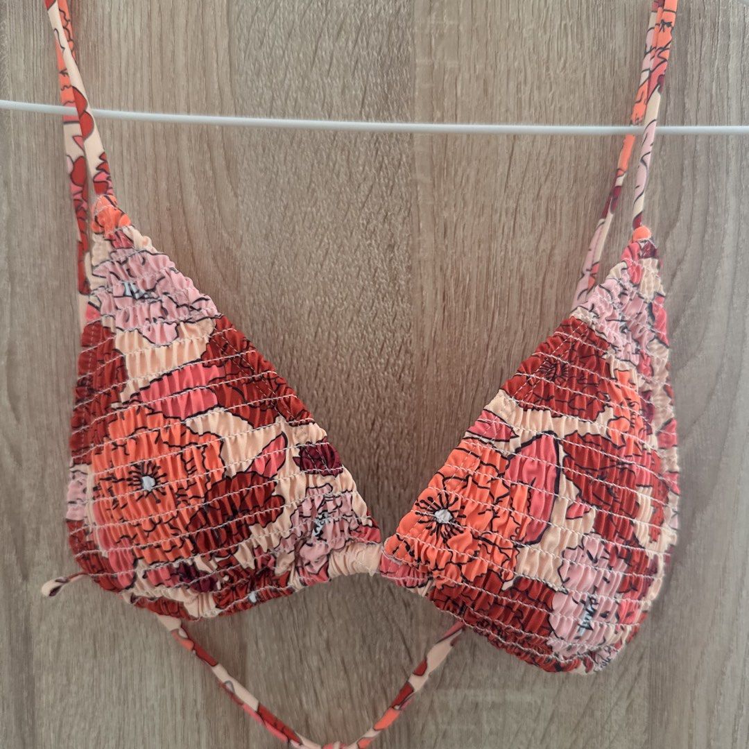 Triangle Bikini Top – Printed Pink Floral (Category: Bikinis & Swimsuits) located in Santa Rosa. Submitted by stealbydiva (Listing ID 1467920683, Image 2). Description: - Style: Pink and red floral bikini top with a ribbed pattern - Fit: Triangle cups with thin self-ties at the neck and back - Comfort & Support: White inner lining with pockets for removable padding, big triangle chest coverage - Material: Lightweight, quick-dry swim fabric.