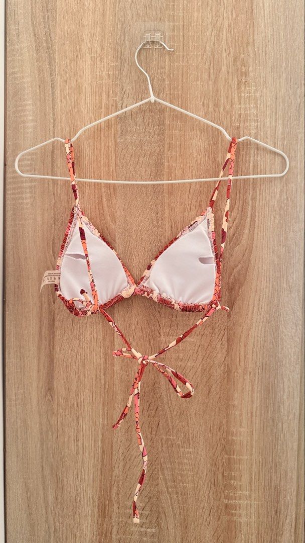 Triangle Bikini Top – Printed Pink Floral (Category: Bikinis & Swimsuits) located in Santa Rosa. Submitted by stealbydiva (Listing ID 1467920683, Image 3). Description: - Style: Pink and red floral bikini top with a ribbed pattern - Fit: Triangle cups with thin self-ties at the neck and back - Comfort & Support: White inner lining with pockets for removable padding, big triangle chest coverage - Material: Lightweight, quick-dry swim fabric.