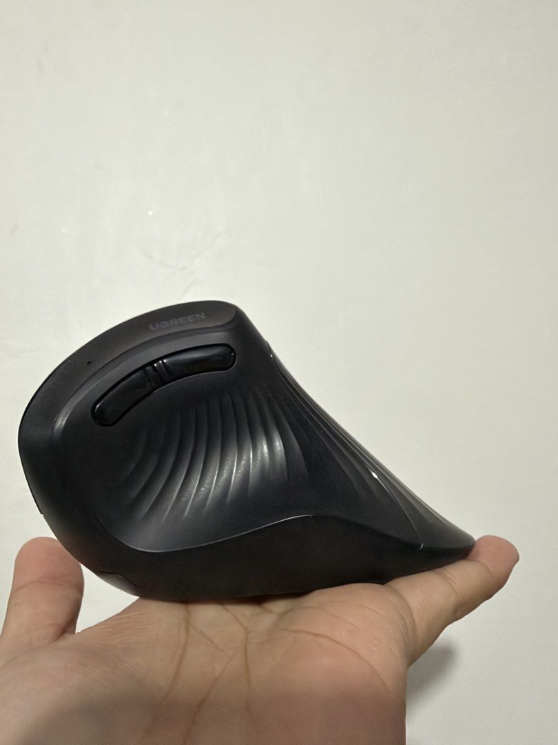 UGREEN Vertical Wireless Mouse (bluetooth use only) (Category: Mouse & Mousepads) located in Bulacan. Submitted by deanieboi25 (Listing ID 1467982126, Image 2). Description: - mouse, box, manual, and batts included - Ergonomic vertical design - microsoft and mac compatible - minimal scratches barely noticeable (can send more pics for inquiry) rfs: extra mouse honest issue: doesn’t have the usb receiver/can be used thru bluetooth only.