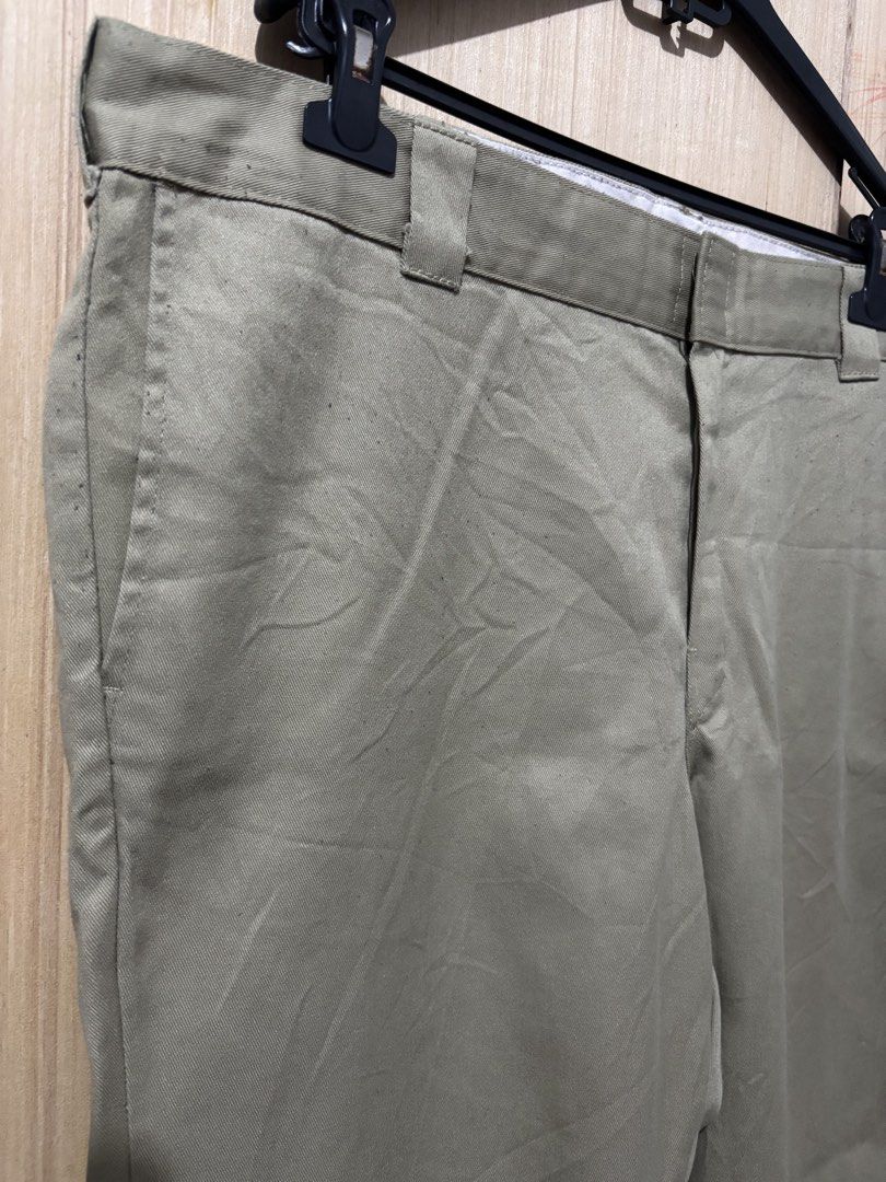 UKAY: Dickies Men’s Khaki Pants 40 (Category: Chinos) located in Quezon City. Submitted by delighted_area (Listing ID 1467841388, Image 2). Description: Ukay sourced, please manage your expectation. In good used condition, signs of usage. Size: 40 Waist width: 21 Inches Length: 42 Inches Thigh width: 12 Inches Hem: 9 Inches.