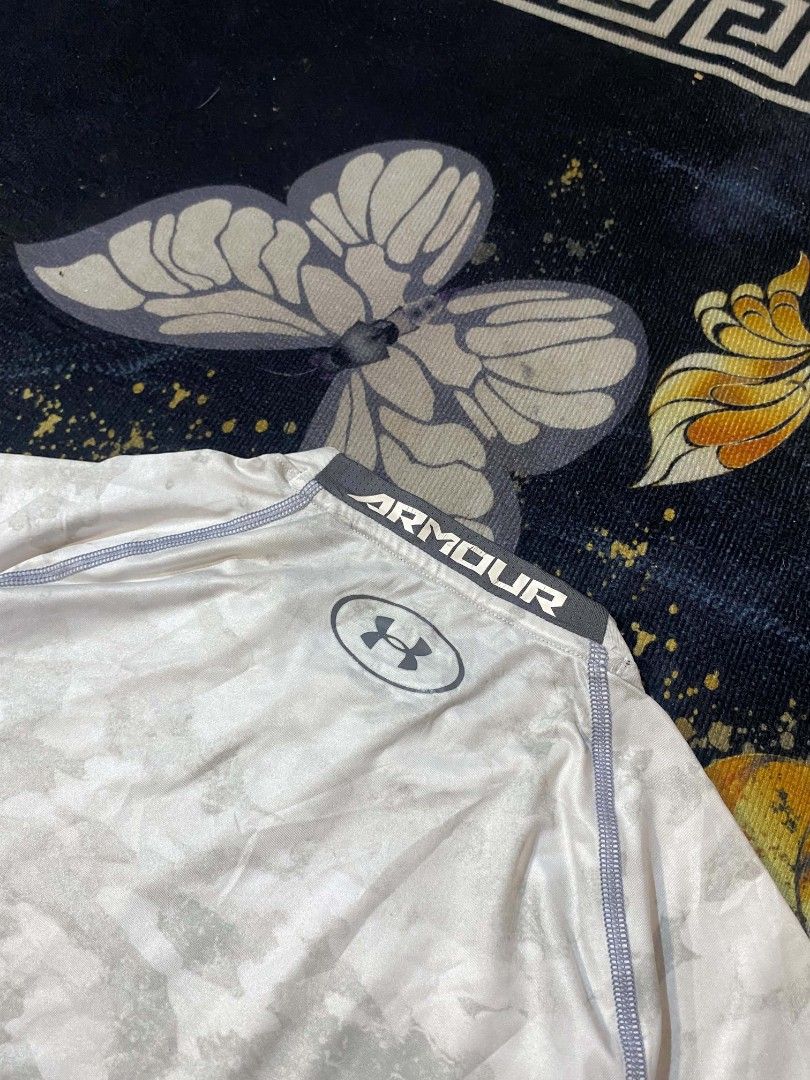 UNDER ARMOUR COMPRESSION SHIRT (Category: Activewear) located in Quezon City. Submitted by thrift.sta (Listing ID 1467907597, Image 3). Description: excellent minimal issue see pics large 700+shipping fee.