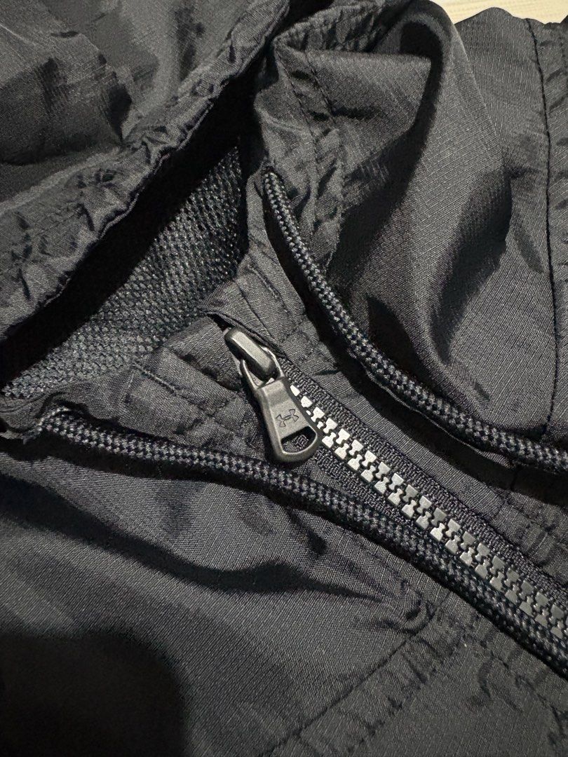 Under Armour Windbreaker (Category: Coats, Jackets and Outerwear) located in Carmona. Submitted by arthrift.31 (Listing ID 1468042262, Image 3). Description: Width24.5 Length:28.5 Condition:9.5/10 Colorrate:9.5/10 Issue:See the pic on patch.