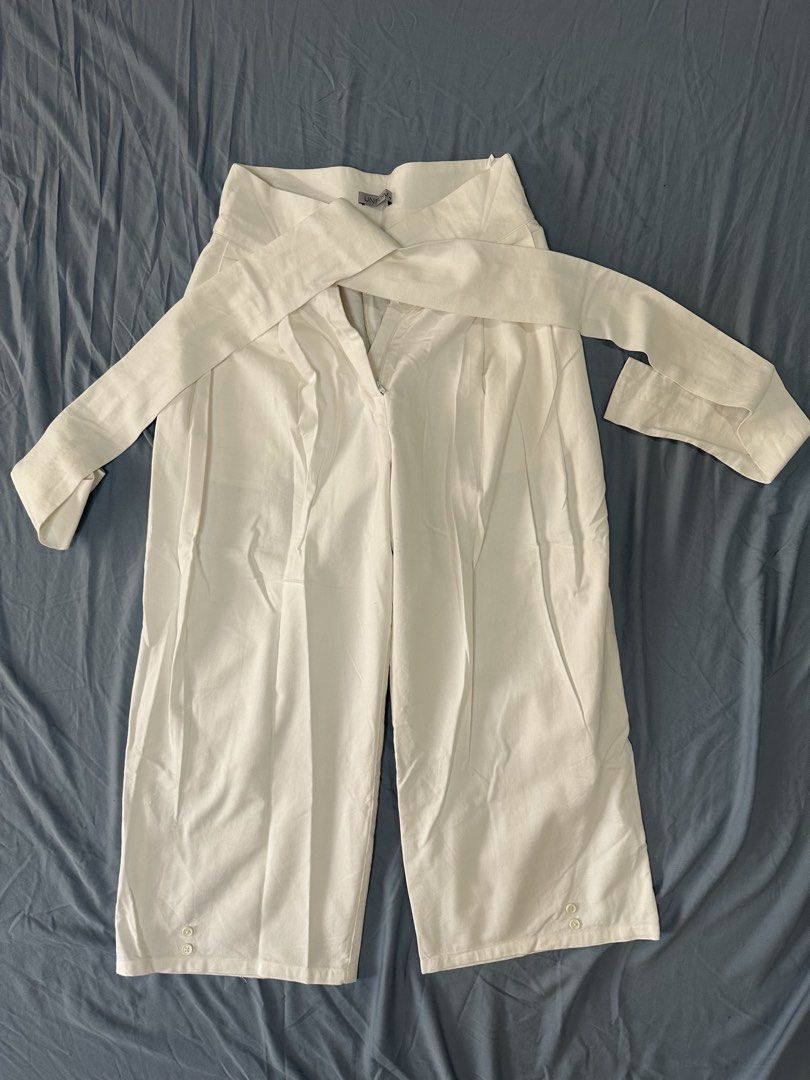 Unif0rm white pants (Category: Other Bottoms) located in Quezon City. Submitted by tan__k (Listing ID 1467851604, Image 2). Description: Size XS No flaws.